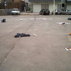 Rifiuti e sporcizia dopo il mercato settimanale