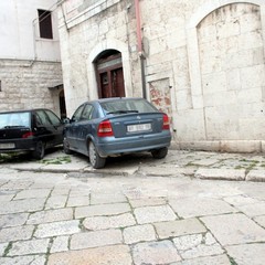 Inciviltà quotidiana: auto parcheggiate davanti ai monumenti