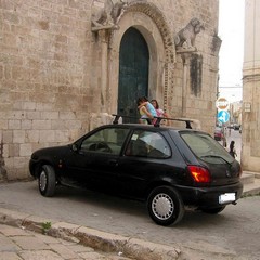 Inciviltà quotidiana: auto parcheggiate davanti ai monumenti