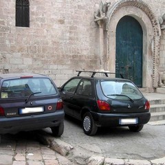 Inciviltà quotidiana: auto parcheggiate davanti ai monumenti