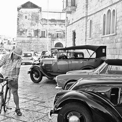 Auto d'epoca sul porto di Trani