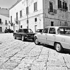 Auto d'epoca sul porto di Trani