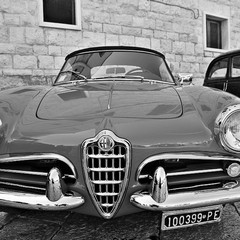 Auto d'epoca sul porto di Trani