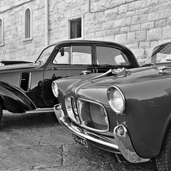 Auto d'epoca sul porto di Trani