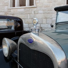 Auto d'epoca sul porto di Trani