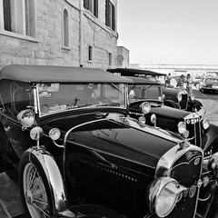 Auto d'epoca sul porto di Trani