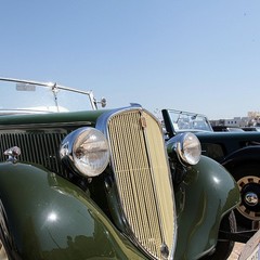 Auto d'epoca sul porto di Trani