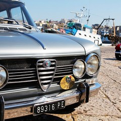 Auto d'epoca sul porto di Trani