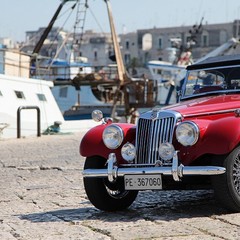 Auto d'epoca sul porto di Trani