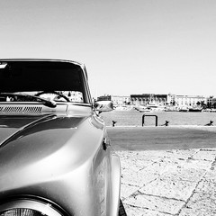 Auto d'epoca sul porto di Trani