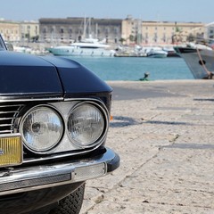 Auto d'epoca sul porto di Trani