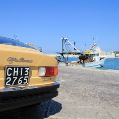 Auto d'epoca sul porto di Trani