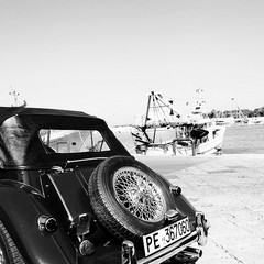 Auto d'epoca sul porto di Trani