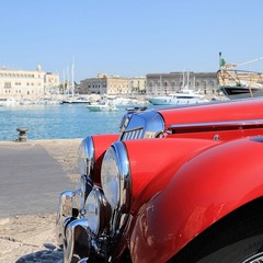 Auto d'epoca sul porto di Trani