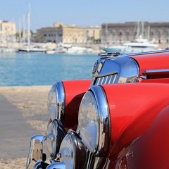 Auto d'epoca sul porto di Trani