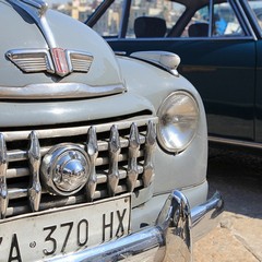 Auto d'epoca sul porto di Trani