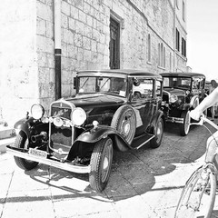 Auto d'epoca sul porto di Trani