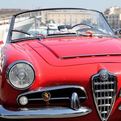 Auto d'epoca sul porto di Trani