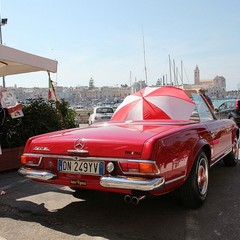 Auto d'epoca sul porto di Trani