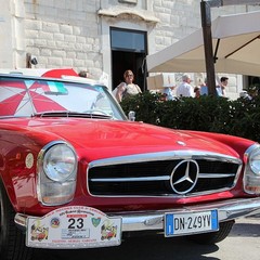 Auto d'epoca sul porto di Trani