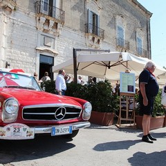 Auto d'epoca sul porto di Trani