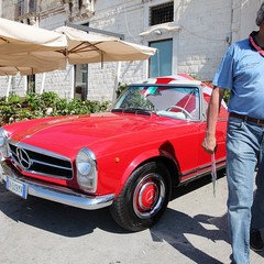 Auto d'epoca sul porto di Trani