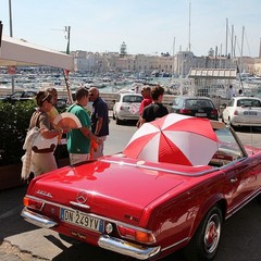 Auto d'epoca sul porto di Trani