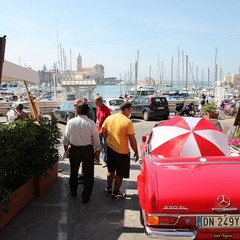 Auto d'epoca sul porto di Trani