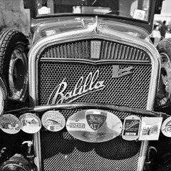 Auto d'epoca sul porto di Trani