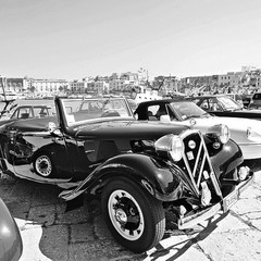 Auto d'epoca sul porto di Trani