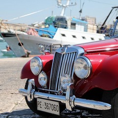 Auto d'epoca sul porto di Trani