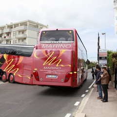 Autobus bloccato sulla rampa della 16 bis