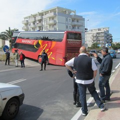 Trani, autobus bloccato sulla rampa della 16 bis