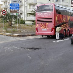 Autobus bloccato sulla rampa della 16 bis