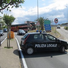Trani, autobus bloccato sulla rampa della 16 bis