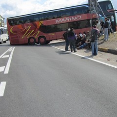 Trani, autobus bloccato sulla rampa della 16 bis