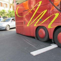 Trani, autobus bloccato sulla rampa della 16 bis