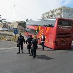 Trani, autobus bloccato sulla rampa della 16 bis