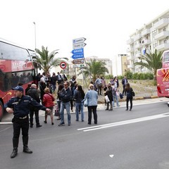 Autobus bloccato sulla rampa della 16 bis