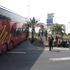 Trani, autobus bloccato sulla rampa della 16 bis