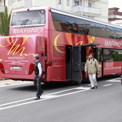 Autobus bloccato sulla rampa della 16 bis