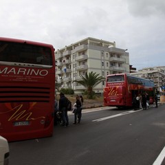 Autobus bloccato sulla rampa della 16 bis