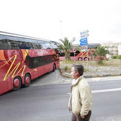 Autobus bloccato sulla rampa della 16 bis