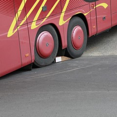 Autobus bloccato sulla rampa della 16 bis