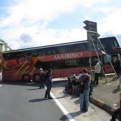 Trani, autobus bloccato sulla rampa della 16 bis