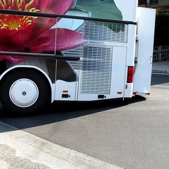 Trani, autobus bloccato sulla rampa della 16 bis