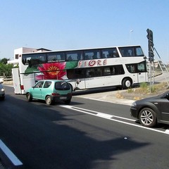 Trani, autobus bloccato sulla rampa della 16 bis