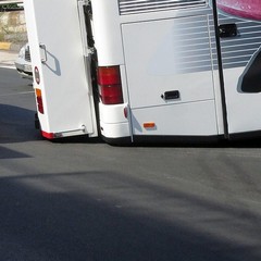 Trani, autobus bloccato sulla rampa della 16 bis
