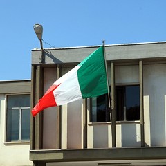 Trani, finalmente i nuovi tricolori sulle nostre scuole
