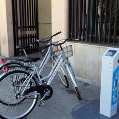 Installazione delle colonnine per il bike sharing a Trani